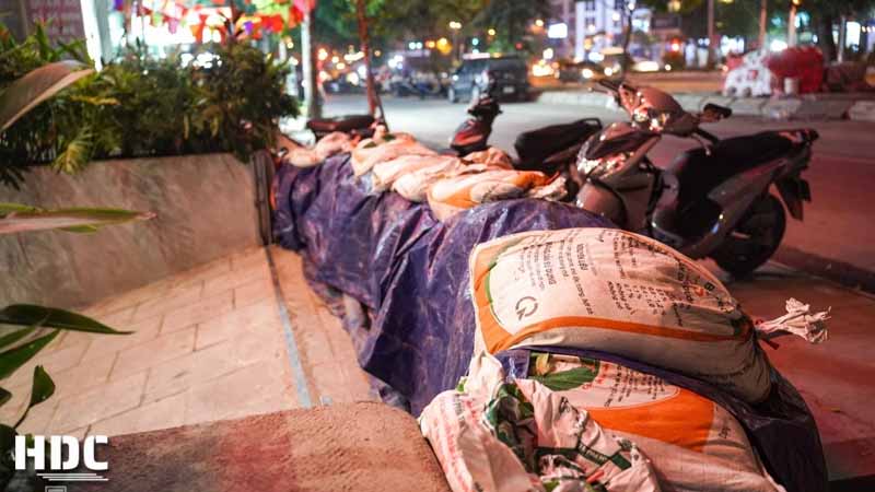 dùng bạt và bao cát để làm ụ chắn nước ngập