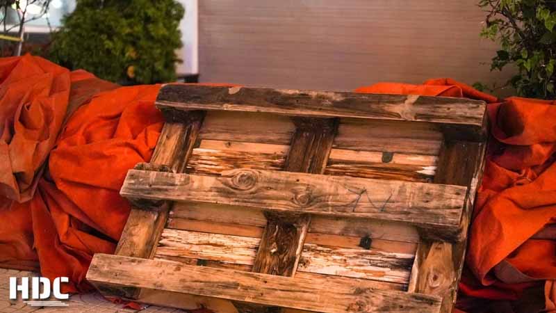 Dùng đồ vật đè nặng (hà nội) để không bị bão cuốn trôi