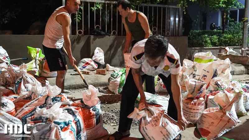 bao cát, đá sỏi để ngăn nước