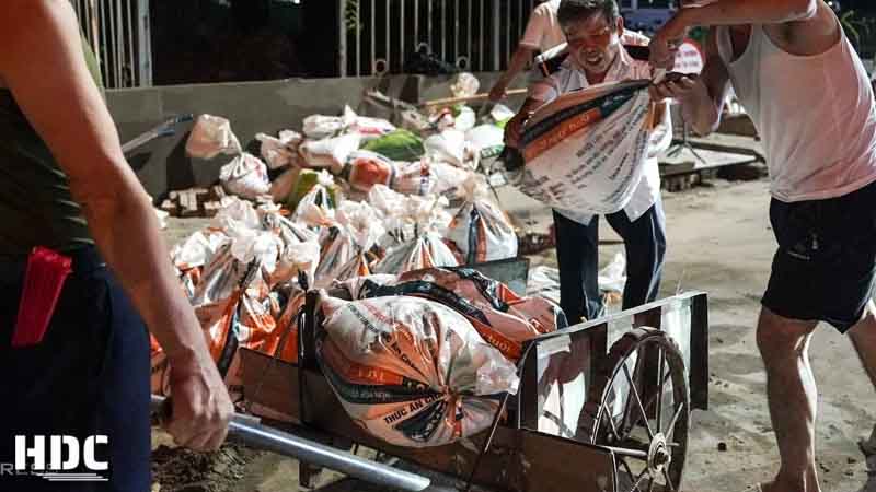 Người dân tất bật tự làm các cách để đón bão