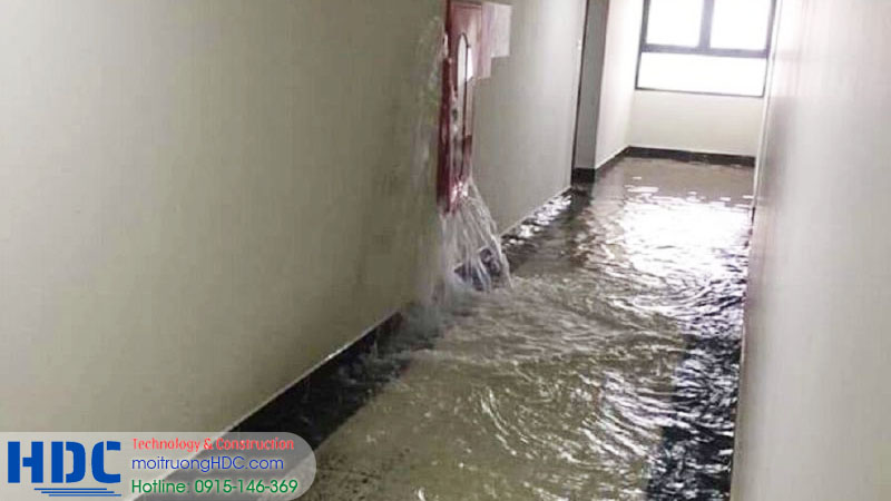 hành lang là vị trí rất dễ tràn nước