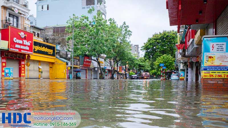 hình ảnh quen thuộc ngập nước mừa mưa ở thành phố lớn