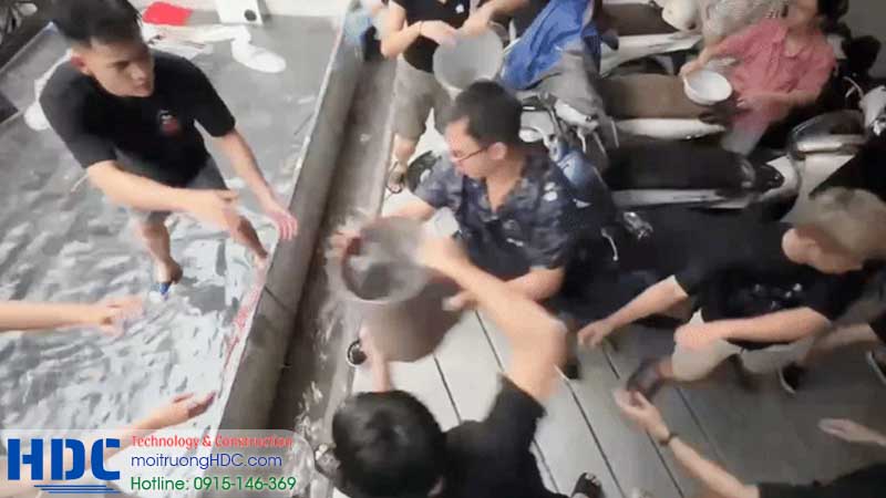 Người dân tát nước ngập vào hầm