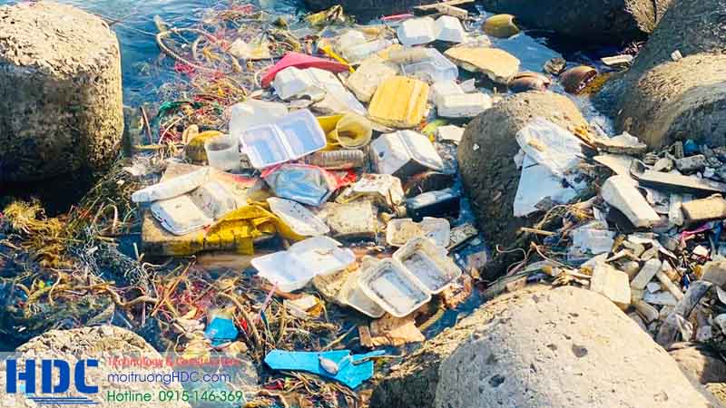 rác thải trôi dạt tràn lan dọc bờ biển