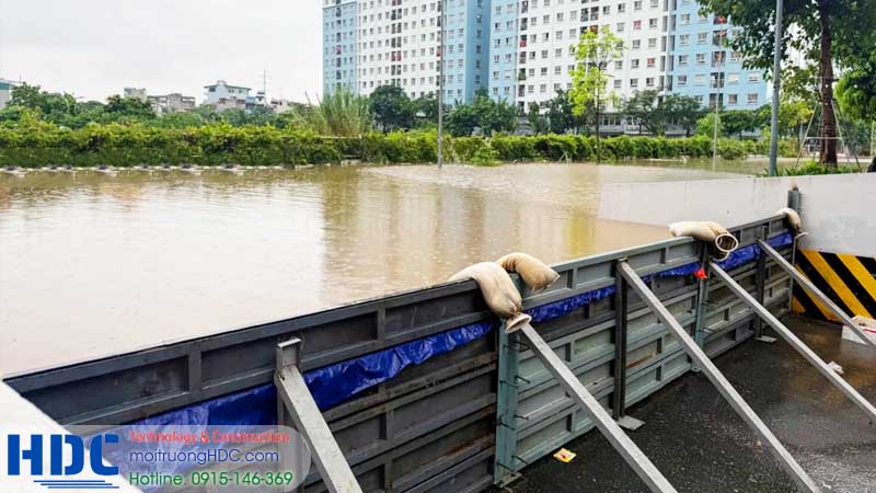 bảo vệ chung cư bằng cách lắp đặt vách ngăn nước chống tràn