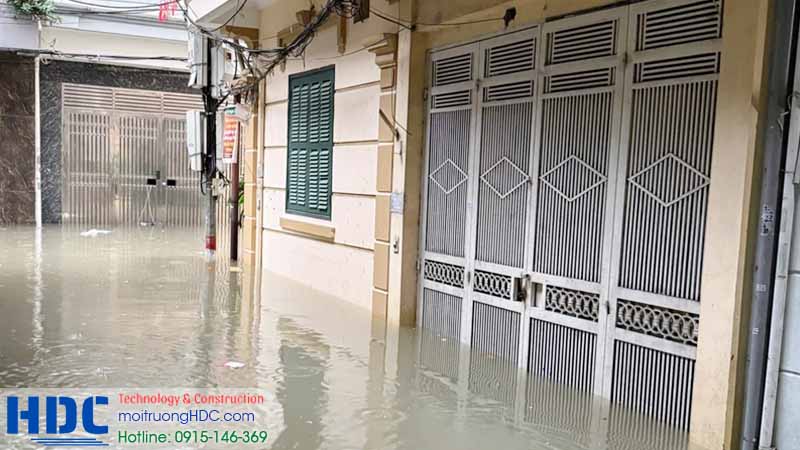 Nước ngập vào nhà người dân